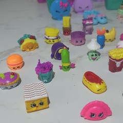 SHOPKINS Lot of 90 Characters Mixed Seasons + 6 Totes 2 Sizes