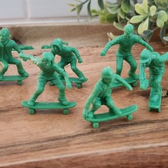 Original AJ’s Toy Boarders 24pc Skateboarder Figures Set – 8 Different Poses