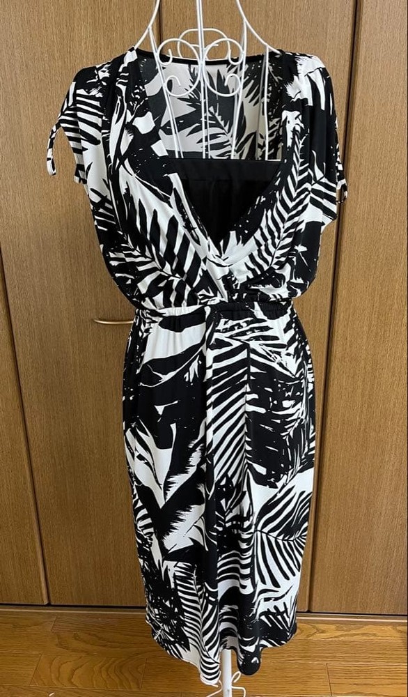 PINKY&DIANNE Sleeveless Knee-Length Dress, Black and White Leaf Pattern