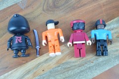 4 Roblox Toys Action Mixed Mini Figures And Sword Accessory