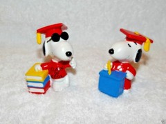NEW SET OF 2 SNOOPY CLASS OF COOL 2.5 “APPLAUSE 1971 VINTAGE FIGURE GRADUATION