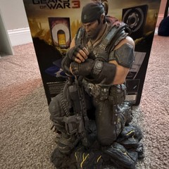 Xbox 360 Gears of War 3 Epic Edition Figure w/ Art & Design of Gears of War Book