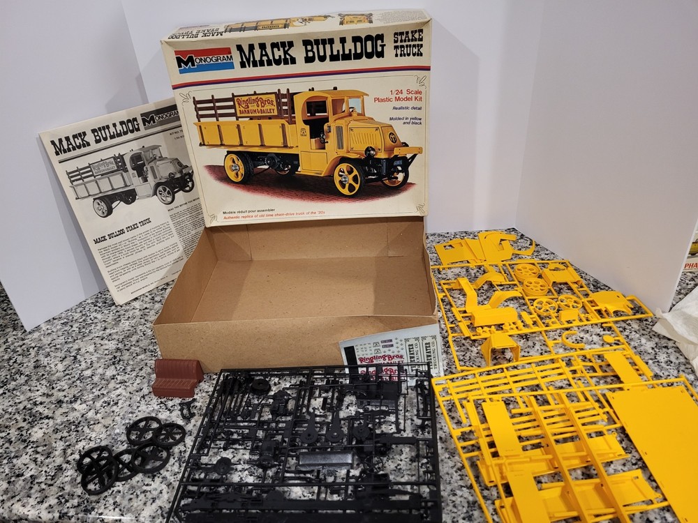 Mack Bulldog Stake Truck 1/24 MONOGRAM Model Kit MIB NEW Unbuilt