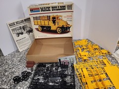 Mack Bulldog Stake Truck 1/24 MONOGRAM Model Kit MIB NEW Unbuilt