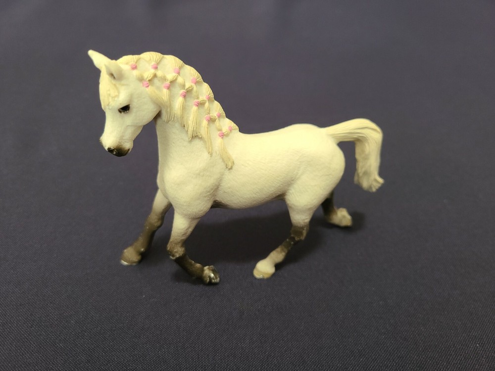2013 Schleich WHITE ARABIAN MARE Horse Club 4.75″ Long Collectible Figure Toy