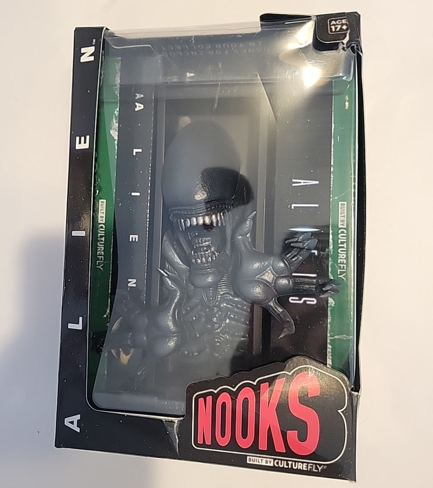 CULTUREFLY CULTURE FLY BOOKS ALIEN ALIENS VINYL BOOK NOOK XENOMORPH FIGURE NEW