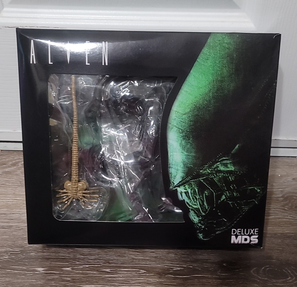 Mezco MDS Alien 1979 Deluxe Xenomorph 7″ Stylized Figure Set PRE-OWNED