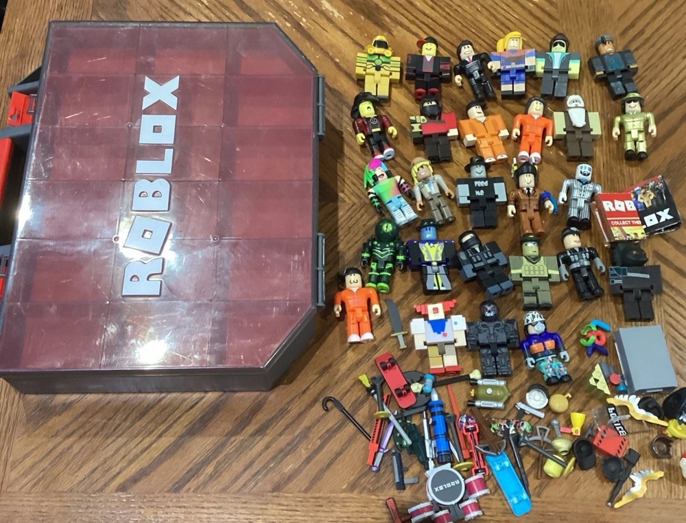 Roblox‎ Mixed Figures Lot Of 26 , Carrying Case And Accessories USED RARE OEM