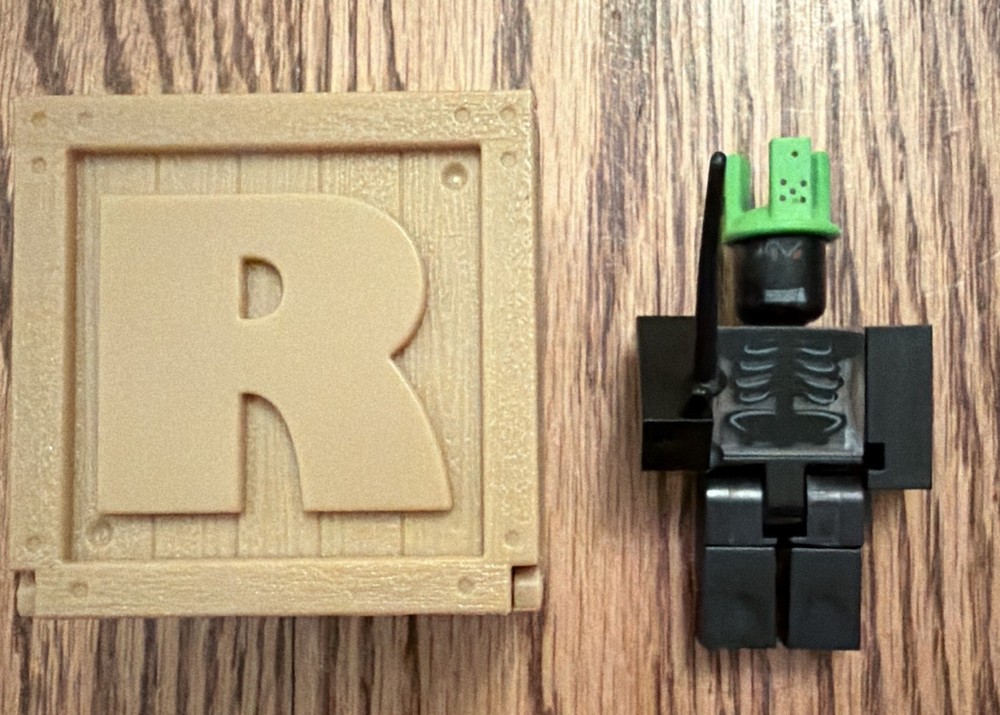 Rare Roblox Series 2 Green Domino Crown. With sword – No Code