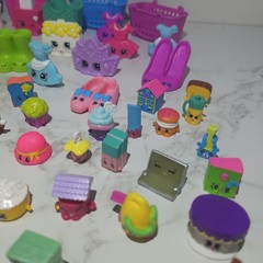 SHOPKINS Lot of 90 Characters Mixed Seasons + 6 Totes 2 Sizes