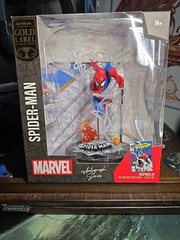 MCFARLANE TOYS THE AMAZING SPIDER-MAN GOLD LABEL ISSUE 302 AUTOGRAPH SERIES .