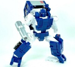 2022 Transformers War of Cybetron Kingdom Autobot Pipes New