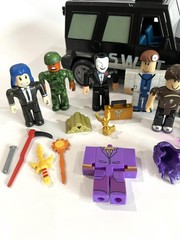 Roblox Toys Action Figures Parts Mixed Lot Jazwares Swat Car Weapons Over 20 Pc