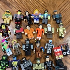 Roblox‎ Mixed Figures Lot Of 26 , Carrying Case And Accessories USED RARE OEM
