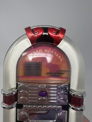 Disney HANNAH MONTANA 8″ Juke box – Lights Up Multiple Colors PLAYS 2 SONGS 2007