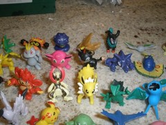 HUGE LOT OF 70+ MINI POKEMON FIGURES 1″ (SU45)