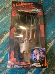 NECA – A Nightmare On Elm Street – Freddy Krueger Glove Prop Replica
