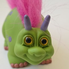 Vintage 1990’s Russ HATCHLING Dinosaurs Green Pink Trolls CUDDLEASAURUS Dino