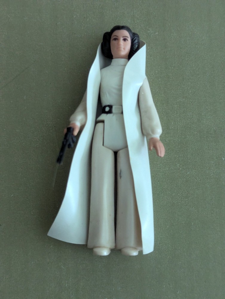 Vintage Star Wars 1977 Princess Leia w Cape And Pistol. 12-back Kenner Figure