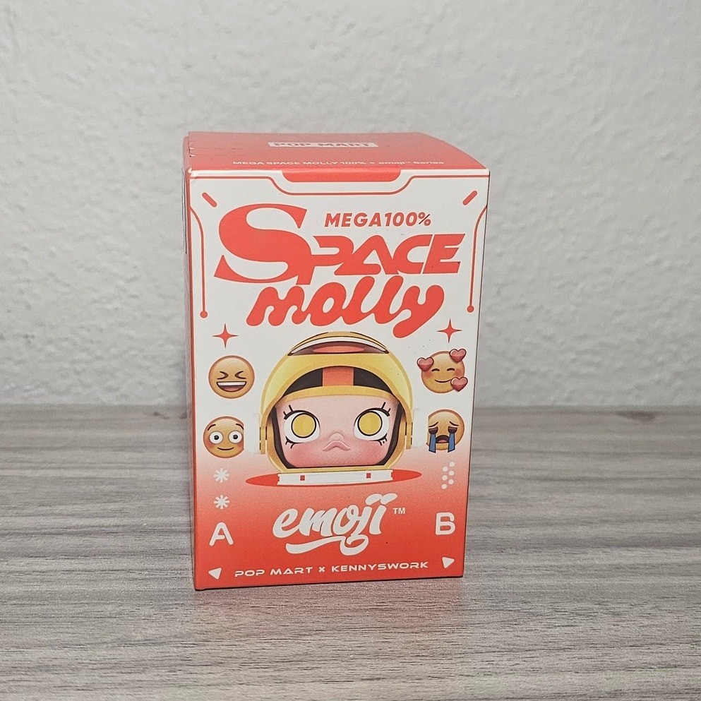 Authentic Pop Mart Mega 100% Space Molly Emoji BLINX BOX SEALED NOT OPEN