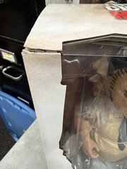 Leatherface The Texas Chainsaw Massacre Mezco MDS Mega Scale 15inch