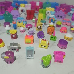 SHOPKINS Lot of 90 Characters Mixed Seasons + 6 Totes 2 Sizes