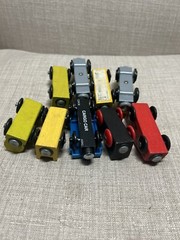 Lot of 8 Wooden Railway Train Cars Magnets Non Branded Compatible Brio / Thomas