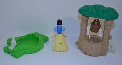 RARE 2001 Snow White 3″ Action Figure & 5″ Wishing Well McDonald’s EUROPE Disney