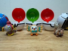 Pokemon Clip-N-Go Pokeball with Mini Figurines & Throw-N-Pop Pokeball- Lot