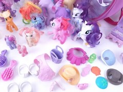 My Little Pony lot of 21 various Ponies Tons of Accessories and bag Free Ship
