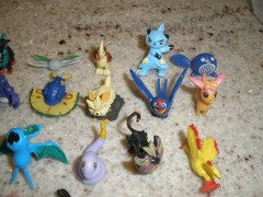 HUGE LOT OF 70+ MINI POKEMON FIGURES 1″ (SU45)