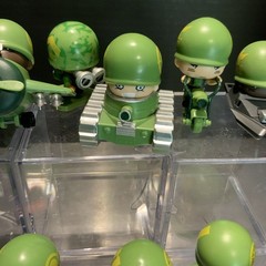 32 MGA Awesome LITTLE GREEN MEN Figure Lot GREEN BLUE With Accessories Dog Tags