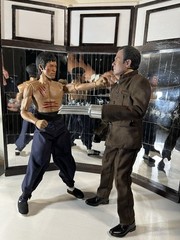 BRUCE LEE 1:6 ENTER THE DRAGON/GAME OF DEATH BOXED SET OF 2 +XTRA HANDS & STANDS