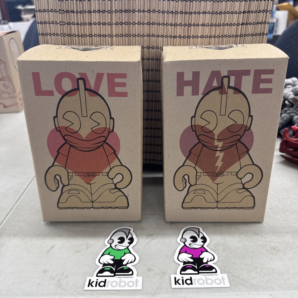 Kidrobot Love Hate 11 Valentine’s Day Bomber Robber 7″ Chance Of Bloody Chase