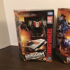 Transformers Kingdom War for Cybertron Deluxe Class Wheeljack , Autobot Pipes