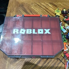 Roblox‎ Mixed Figures Lot Of 26 , Carrying Case And Accessories USED RARE OEM