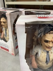 Leatherface The Texas Chainsaw Massacre Mezco MDS Mega Scale 15inch