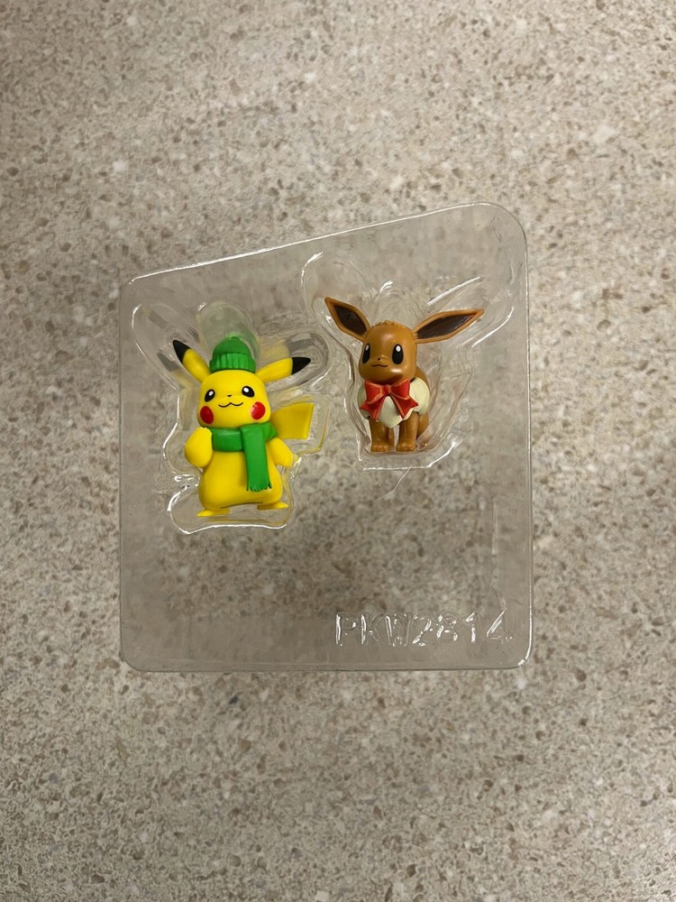Pokemon Holiday Battle Figure Pack Eevee & Pikachu Christmas New Damaged Package