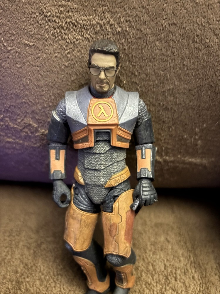 NECA action figure of Gordon Freeman from the Half-Life 2 video game. 2012 Rare