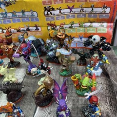 SKYLANDERS 🔥CLEARANCE Lot of 39 , instructions manual, poster and Travel Case