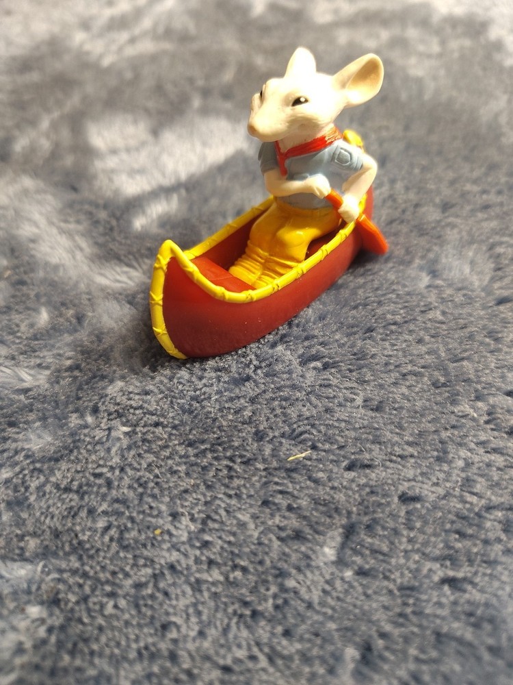 Stuart Little Figure in Red Canoe Boat With Paddle 2005 Sony 2″ Mini
