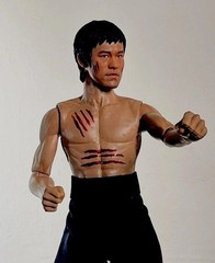 BRUCE LEE 1:6 ENTER THE DRAGON/GAME OF DEATH BOXED SET OF 2 +XTRA HANDS & STANDS