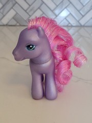VTG 2002 G3 My Little Pony Petal Blossom Shimmery Figure With Super Long Glitter