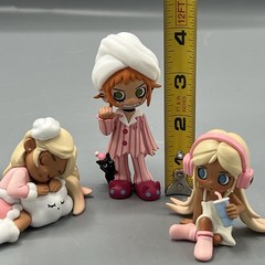 Set Of 4 Authentic Lil Peach Riot Sleepover Series & 1 Hello Kitty Figures