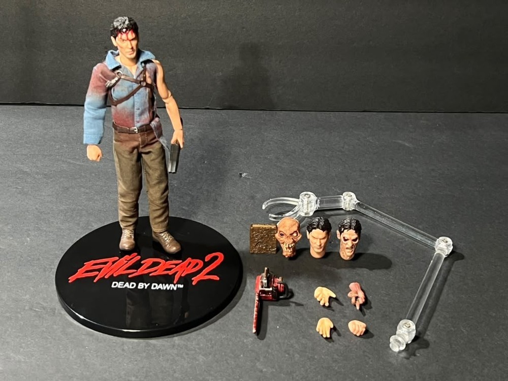 Mezco Evil Dead 2 Dead By Dawn One:12 Collective Ash Williams Action Figure