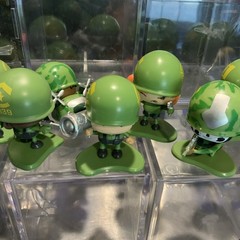 32 MGA Awesome LITTLE GREEN MEN Figure Lot GREEN BLUE With Accessories Dog Tags