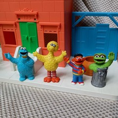 VTG 1991 ILLCO Sesame Street Playset w/ all Figures Few Missing Pieces DMGD Box
