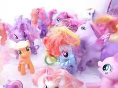My Little Pony lot of 21 various Ponies Tons of Accessories and bag Free Ship