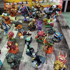 SKYLANDERS 🔥CLEARANCE Lot of 39 , instructions manual, poster and Travel Case