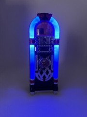 Disney HANNAH MONTANA 8″ Juke box – Lights Up Multiple Colors PLAYS 2 SONGS 2007